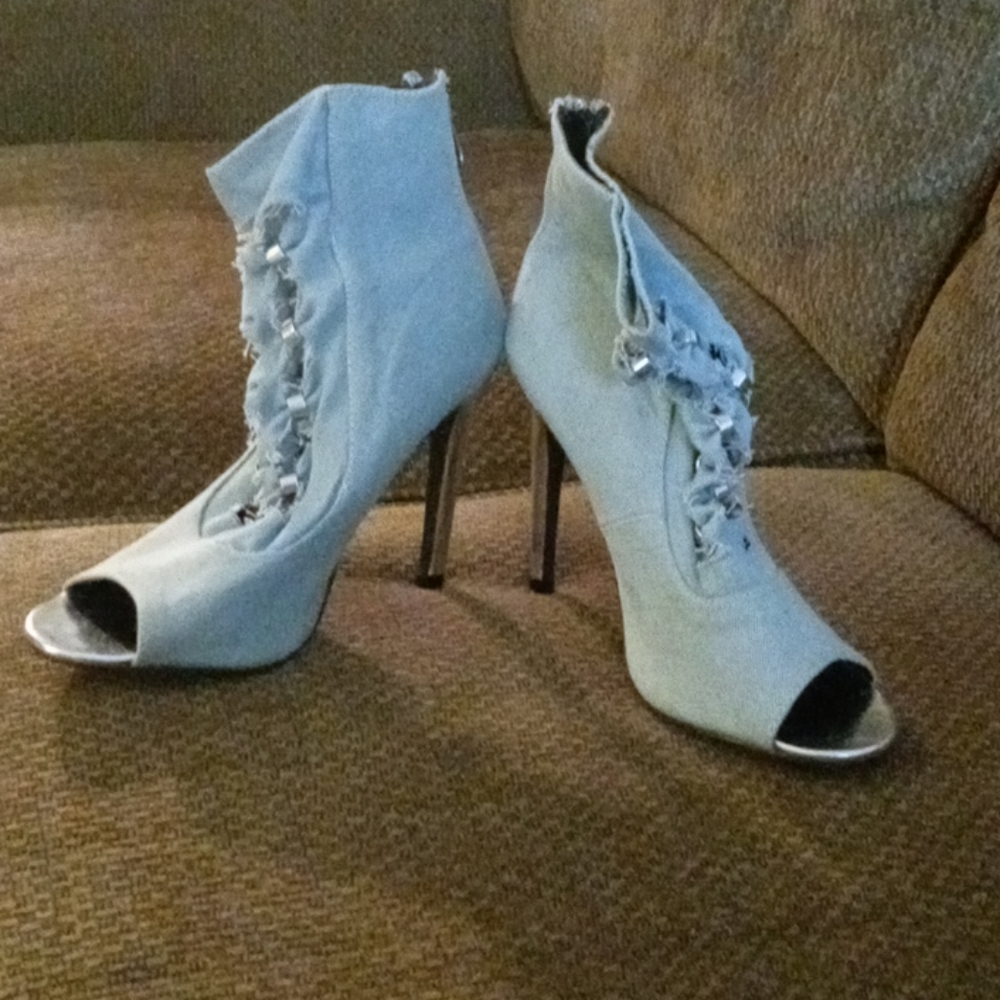 Shoes - Picture 4 of 4